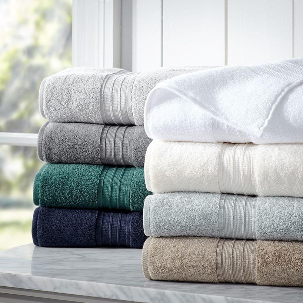 Полотенце ч. Стопка полотенец. Текстиль для ванной комнаты. Махровая ткань для полотенец. Модные полотенца.
